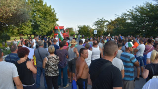 Две партии бунят стопани на протест