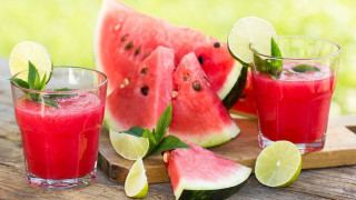 Кои храни ни хидратират през летните жеги