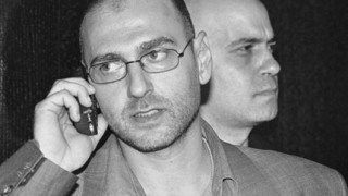Лъв върху въртящо се зъбчато колело