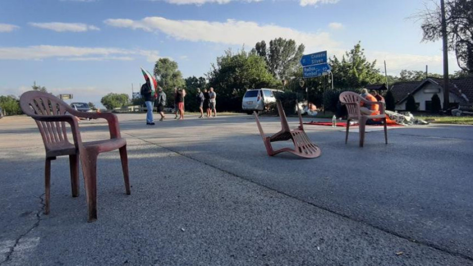 Четвърти ден блокада на пътя Сливен-Ямбол | StandartNews.com