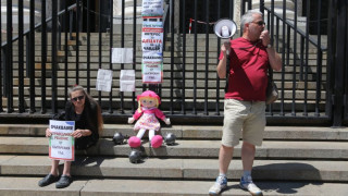 Протест подкрепи баща на деца, искани от Норвегия