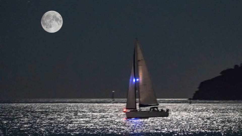 Ветроходци плават по лунната пътека | StandartNews.com