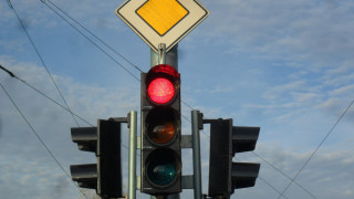 Монтират светофар на входа за „Струмско“