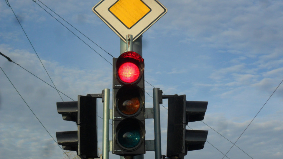 Монтират светофар на входа за „Струмско“ | StandartNews.com