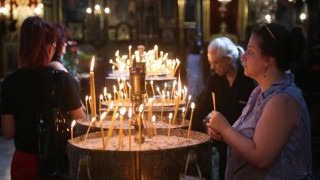 Църквата отбелязва Успение Богородично