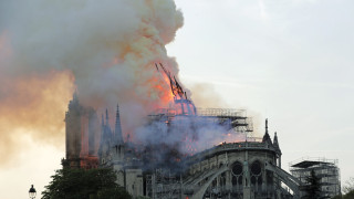 Париж отровен от пожара в „Нотр Дам”