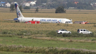 Защо командирът на A321 го приземи в царевичака