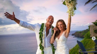 Скалата се ожени тайно на Хавай