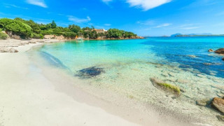 Семейство краде пясък от плаж на Сардиния