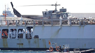 Испански военен кораб укротява побеснели мигранти