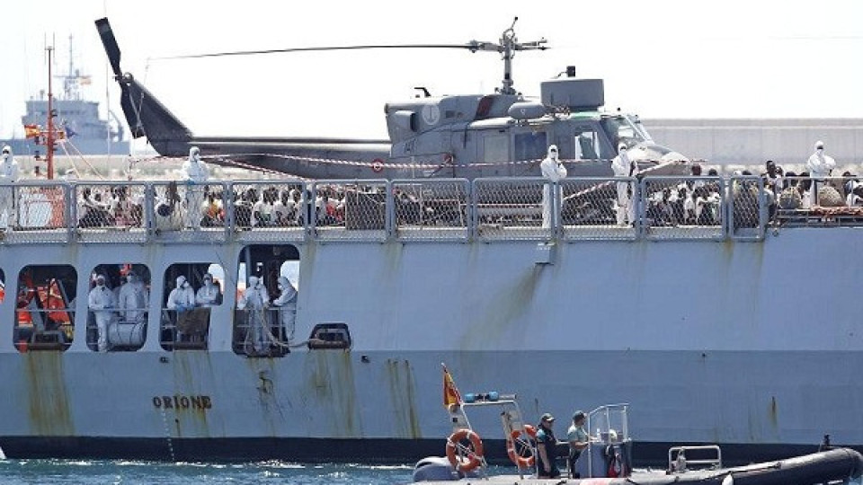 Испански военен кораб укротява побеснели мигранти | StandartNews.com