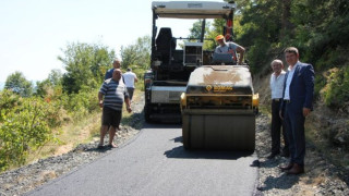 Асфалтират общински пътища  в Ардинско