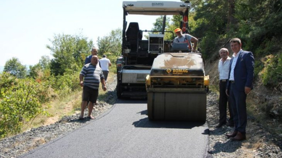 Асфалтират общински пътища  в Ардинско | StandartNews.com