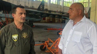 Премиерът в "Безмер", коментира Су-25