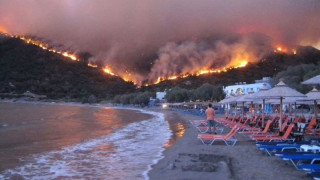 Огнен ад на Самос, евакуират туристи
