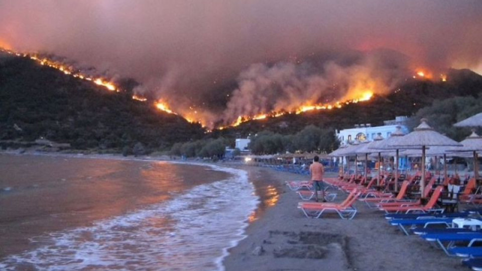 Огнен ад на Самос, евакуират туристи | StandartNews.com