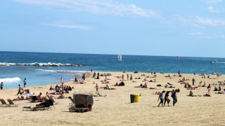 Изпразниха плаж в Барселона