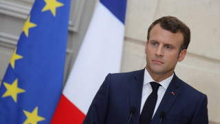 Макрон с необичаен подарък за лидерите на Г-7