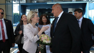 Премиерът посрещна Урсула с букет красиви рози