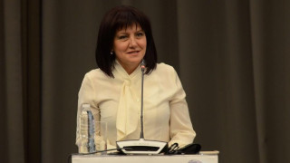 Караянчева: Радев е беквокалът на Нинова