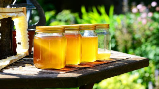 Медът скача тройно от кошера до магазина