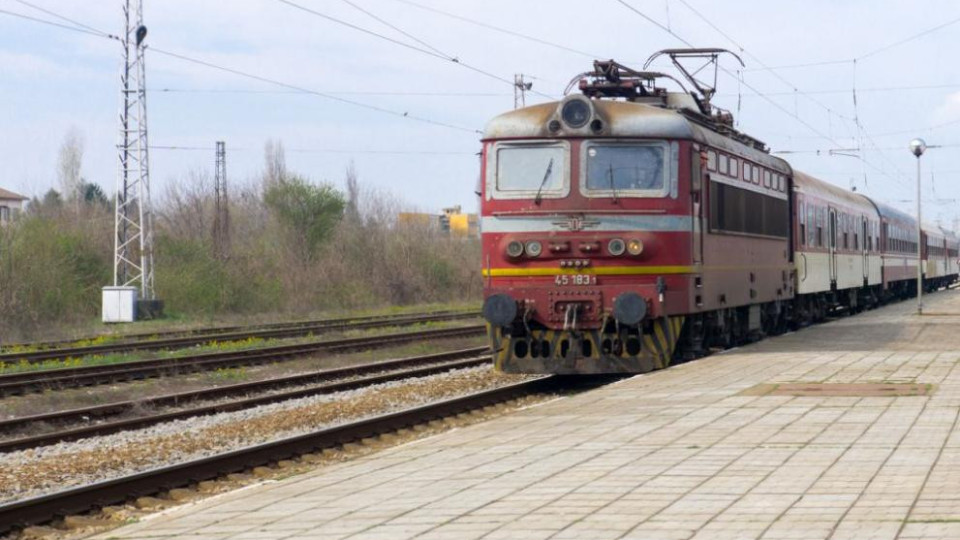 Влак Варна-Пловдив спря заради запален кабел в локомотива | StandartNews.com