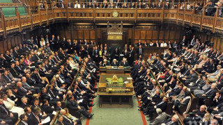 Британският парламент спира работа за месец