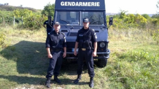 Жандармеристи охраняват лозята в Пазарджишко