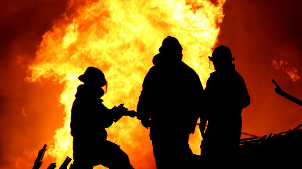 Три часа гасят пожар на полигон | StandartNews.com