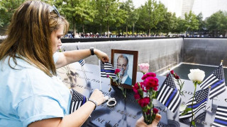 Цветя и скръб за жертвите на 11 септември