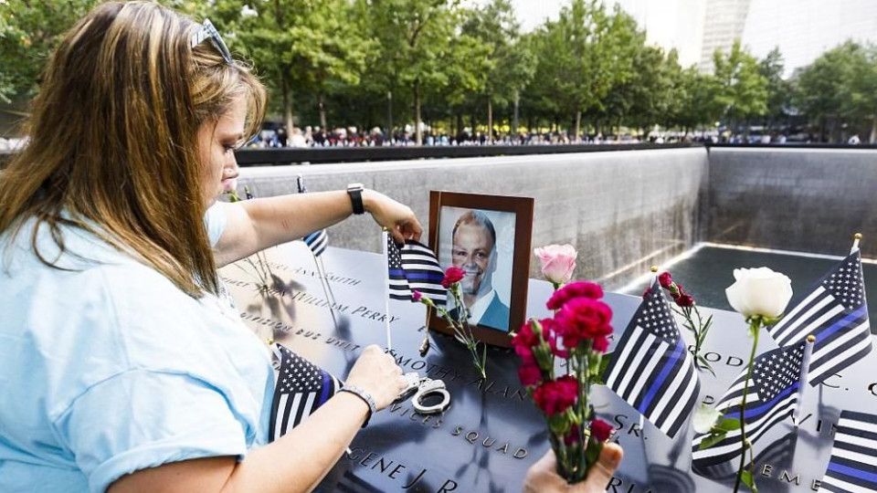 Цветя и скръб за жертвите на 11 септември | StandartNews.com