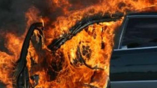 Автомобил изгоря докато водачът потегля