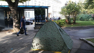 Медсестрите протестират с палатки пред парламента