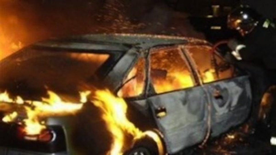 Автомобил избухна на бензиностанция | StandartNews.com
