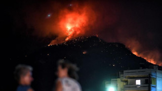 Огнен ураган бушува над Атина