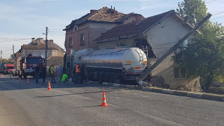 Цистерна със сапун се вряза в къща