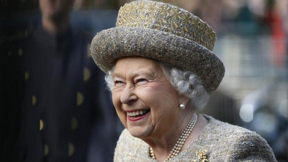 Кралица Елизабет се прави на сервитьорка | StandartNews.com