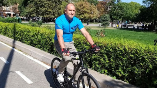 Румен Радев с колело на работа