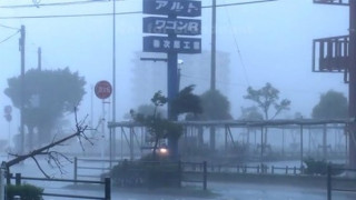 Тайфунът Тапа сее хаос в Япония