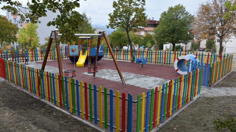 Деца се радват на нови площадки в Благоевград и Рилци | StandartNews.com