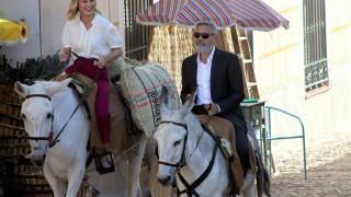 Джордж Клуни язди... муле (СНИМКИ)