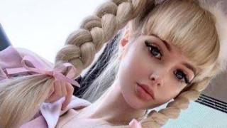 Родители превърнаха дъщеря си в жива кукла