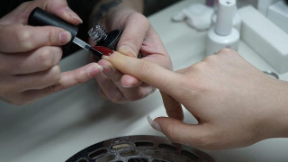Жена едва не загуби ръката си след маникюр