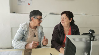 А1 обучава възрастни хора на работа с компютър