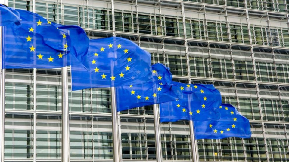 Протестиращ пред сградата на ЕК се заля с бензин | StandartNews.com