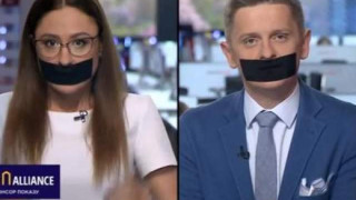 Тв водещи в ефир с тиксо на устата