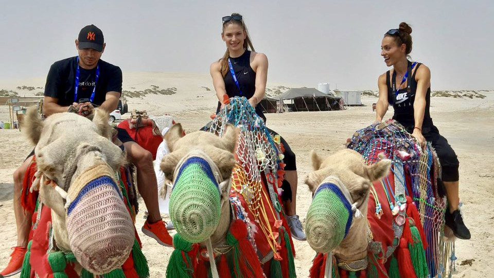 Ивет и Габи яхнаха камили в Катар | StandartNews.com