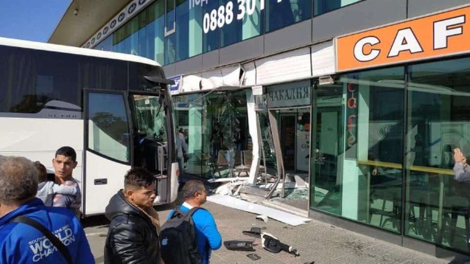 Автобус се вряза в автогарата в София | StandartNews.com