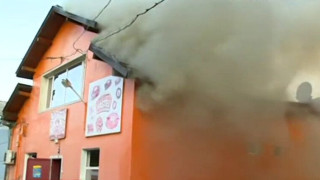 Торти, пасти и чипс горят в складове в Пловдив