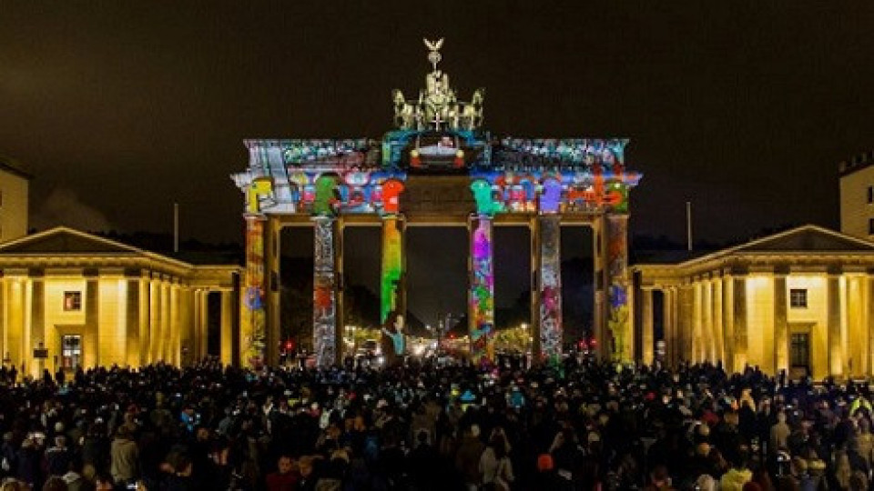 30 сгради в Берлин светят в 3D мапинг | StandartNews.com